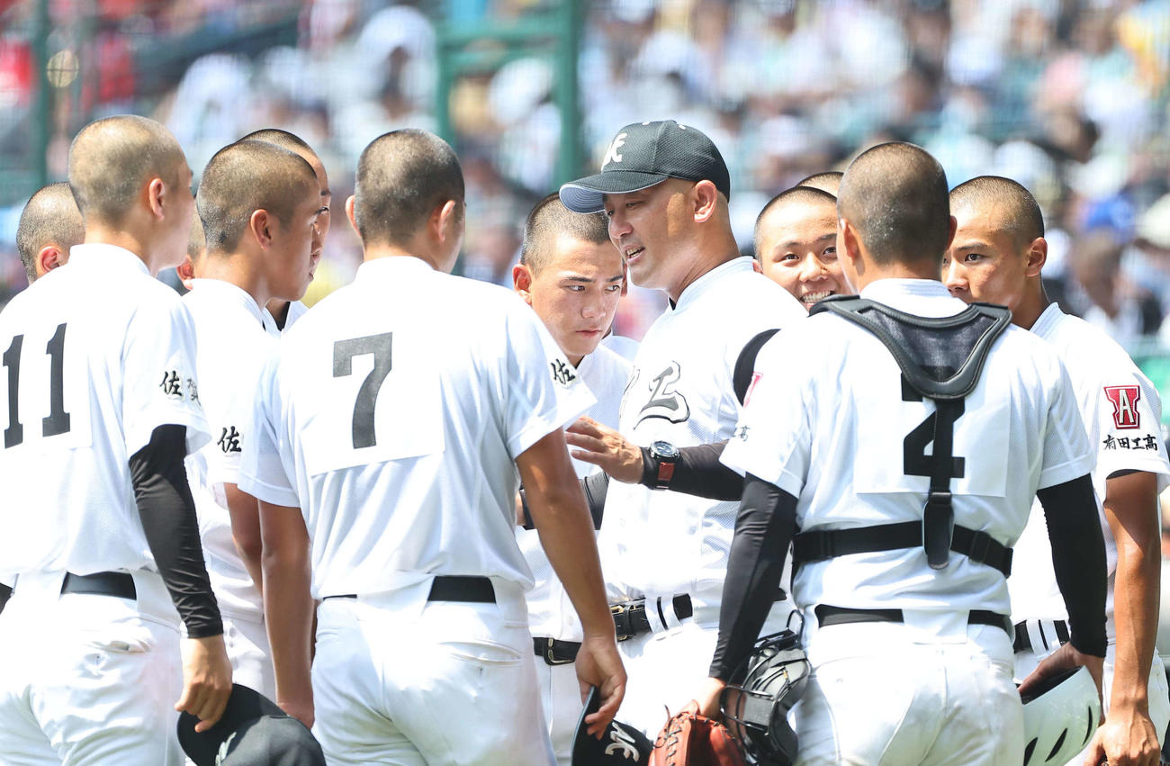 滋賀学園対有田工　有田工・梅崎監督（中央）はナインに声を掛ける（撮影・上田博志）