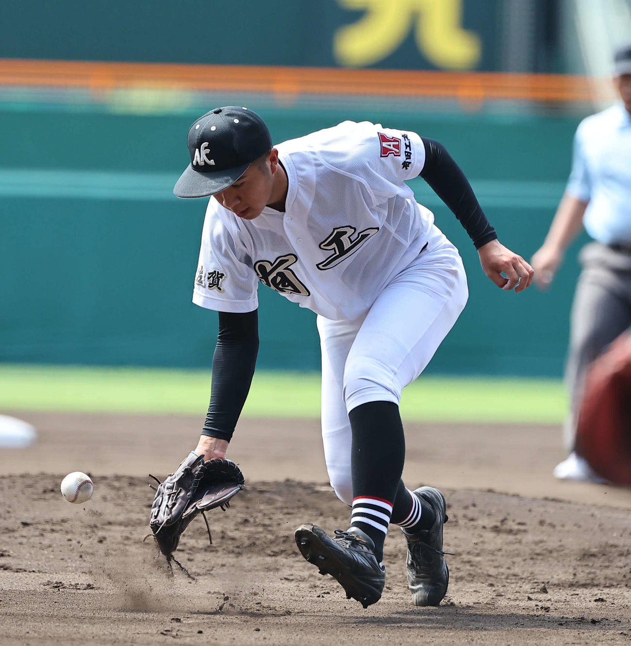 滋賀学園対有田工　1回表滋賀学園2死二塁、滋賀学園・東坂の打球をファンブルする有田工・石永（撮影・上田博志）