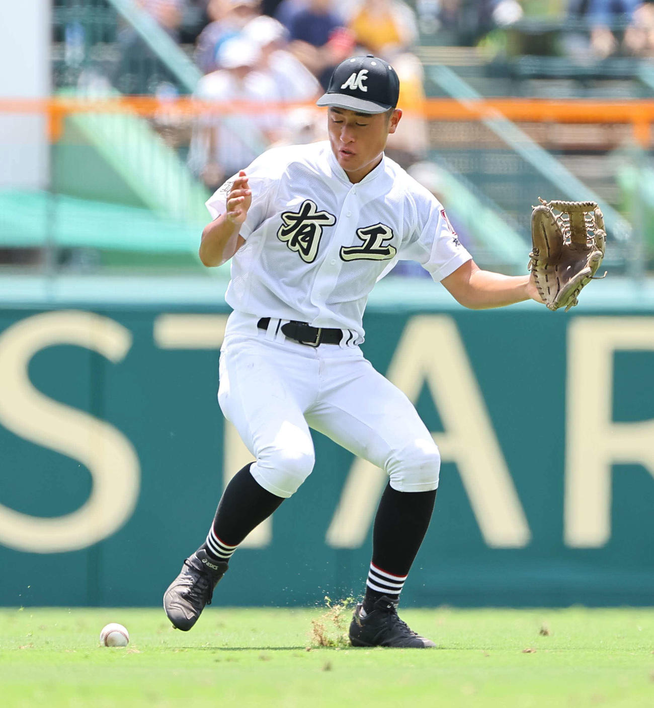 滋賀学園対有田工　8回表滋賀学園1死二、三塁、国仲の適時打の打球をファンブルする大古場（撮影・上田博志）