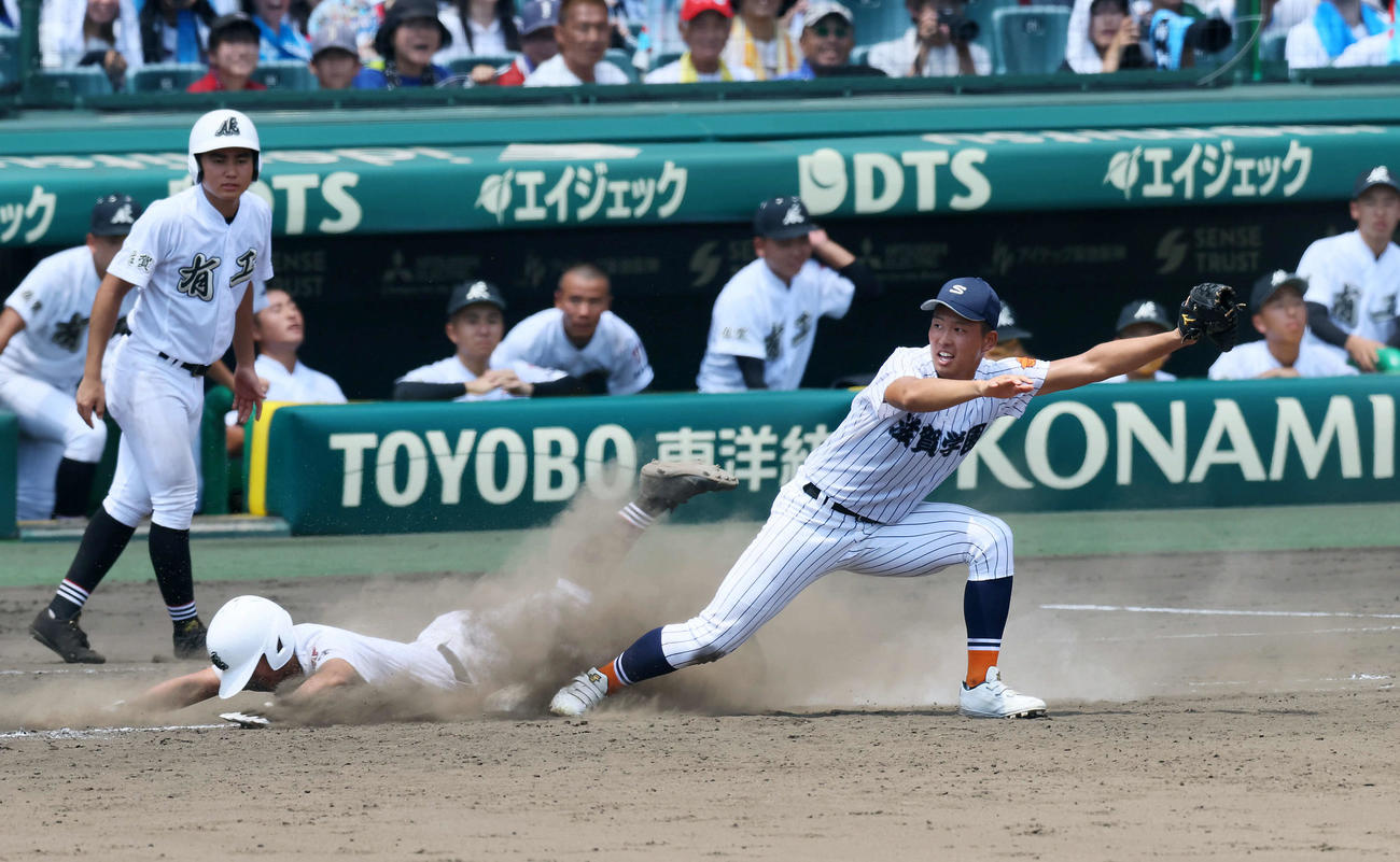 滋賀学園対有田工　9回裏1死一、二塁、山口は遊ゴロ併殺で試合終了。一塁手は岡田（撮影・加藤哉）