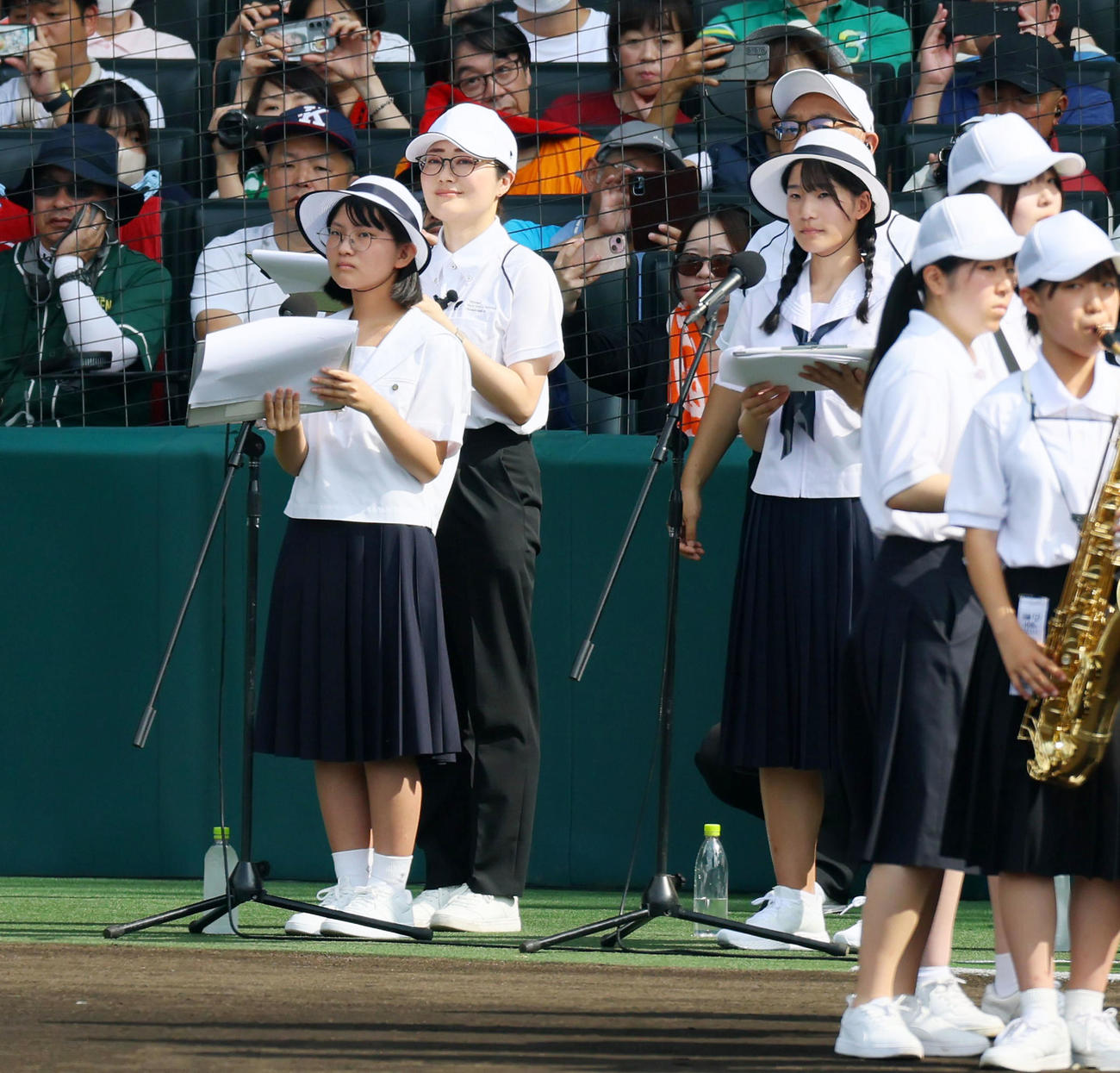 開会式の司会を務める成相心晴さん（左）と山口彩葉さん（撮影・加藤哉）