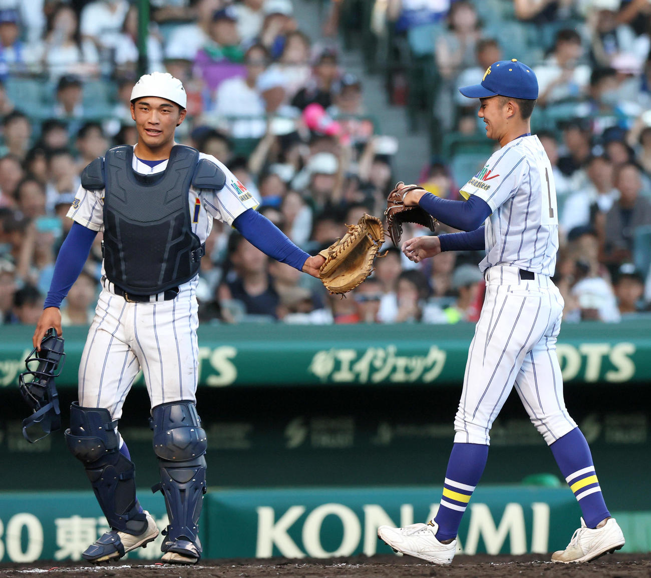 英明対健大高崎　英明に勝利しタッチをかわす健大高崎・箱山（左）と石垣（撮影・上山淳一）