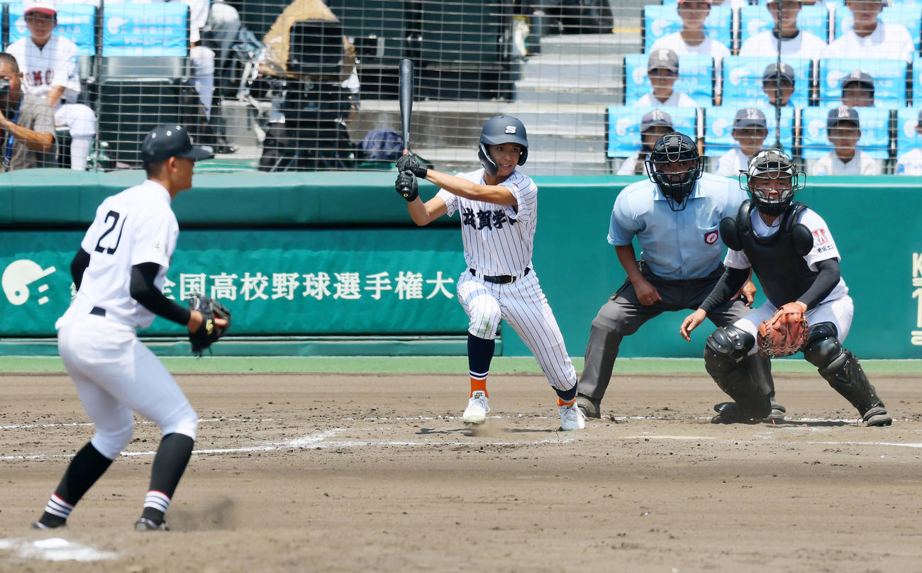 滋賀学園対有田工　8回表滋賀学園1死二、三塁、国仲は左適時打を放つ。投手田中（撮影・加藤哉）