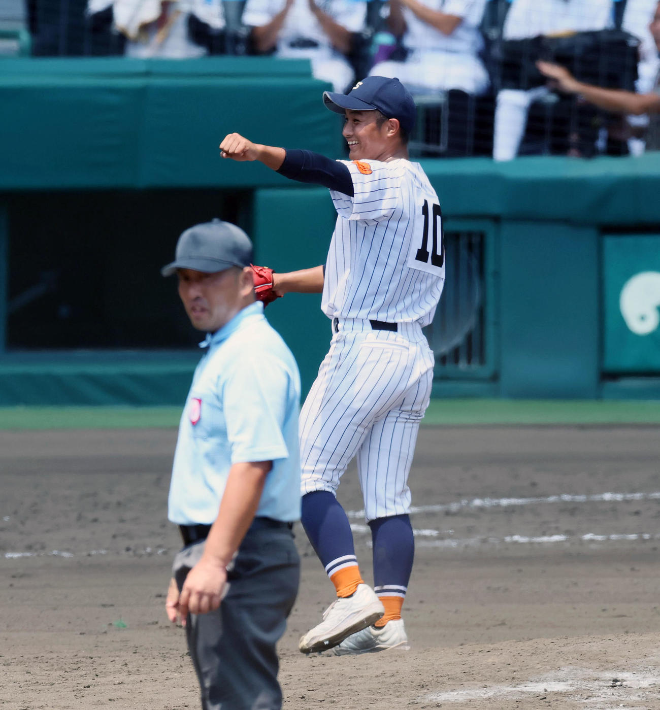 滋賀学園対有田工　9回裏有田工1死一、二塁、高橋侠は山口を遊ゴロ併殺に仕留めガッツポーズを見せる（撮影・加藤哉）