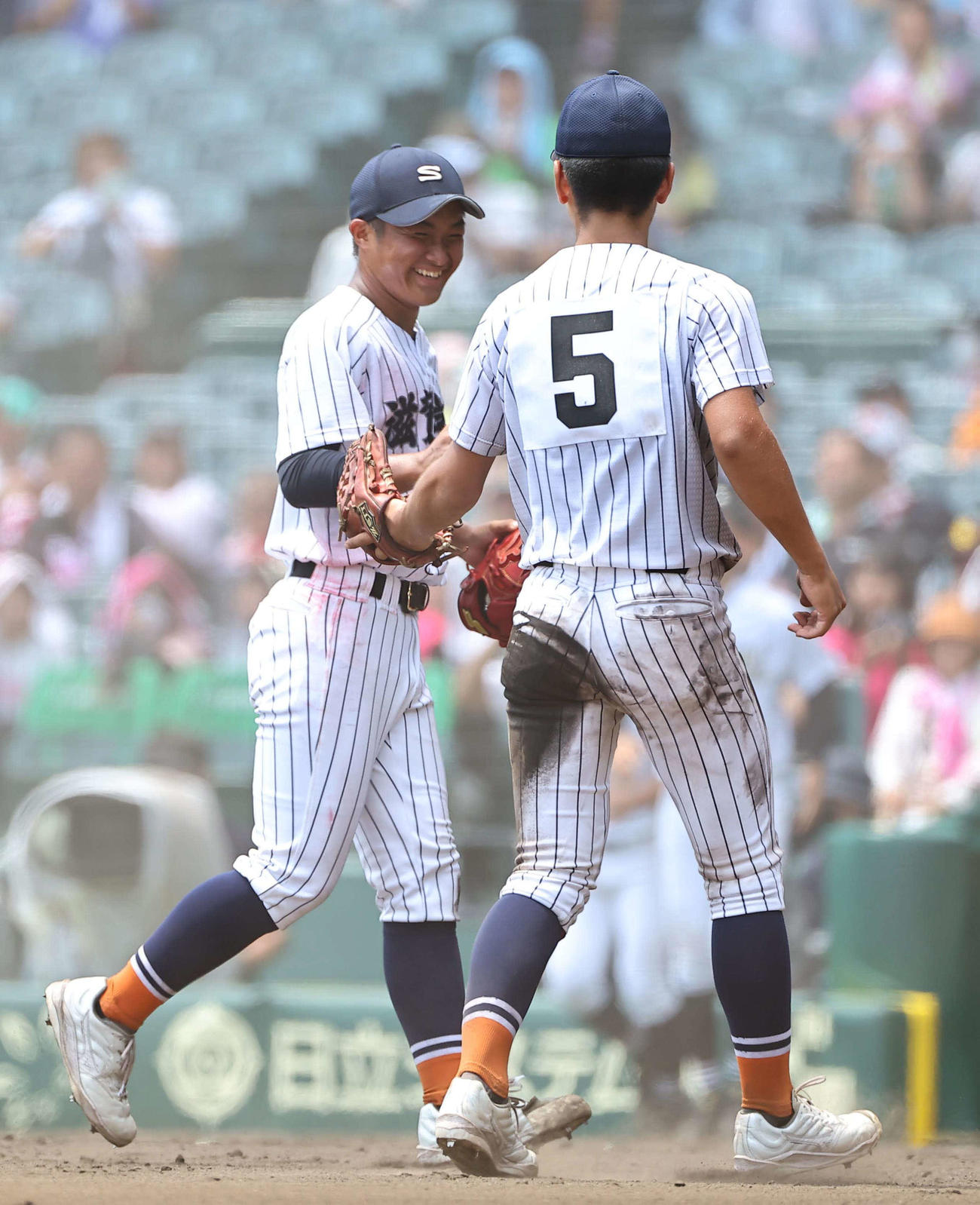 滋賀学園対有田工　有田工に勝利した滋賀学園・高橋侠（左）は笑顔を見せる（撮影・上田博志）