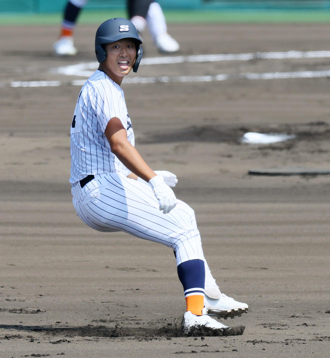 滋賀学園対有田工　1回表滋賀学園1死一、三塁、岡田は中へ2点適時二塁打を放つ（撮影・加藤哉）