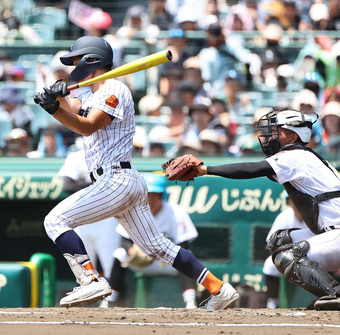 滋賀学園対有田工　8回表滋賀学園無死満塁、滋賀学園・杉本は中前に勝ち越し適時打を放つ（撮影・上田博志）