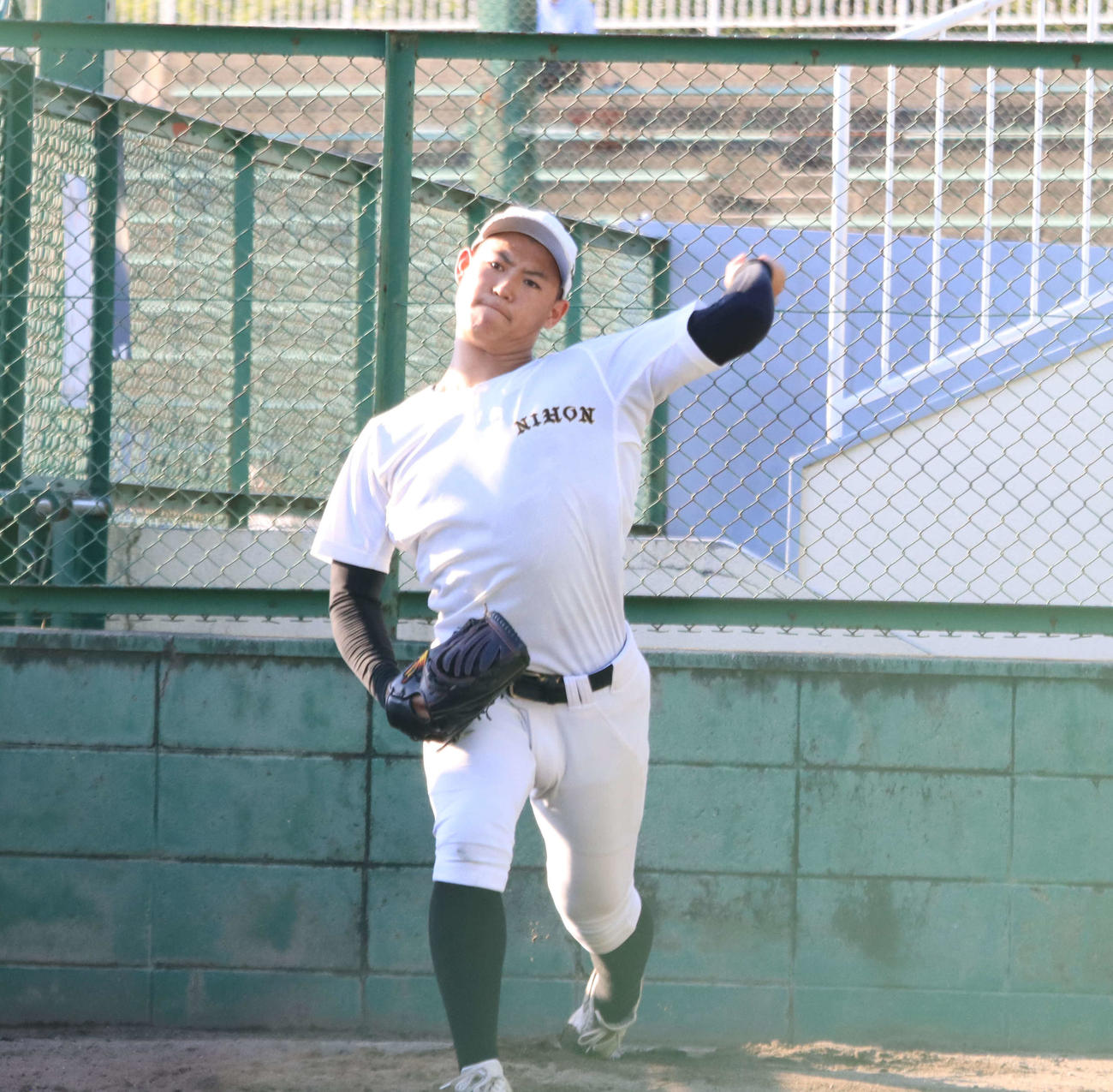 ブルペンで調整する札幌日大・小熊（撮影・保坂果那）