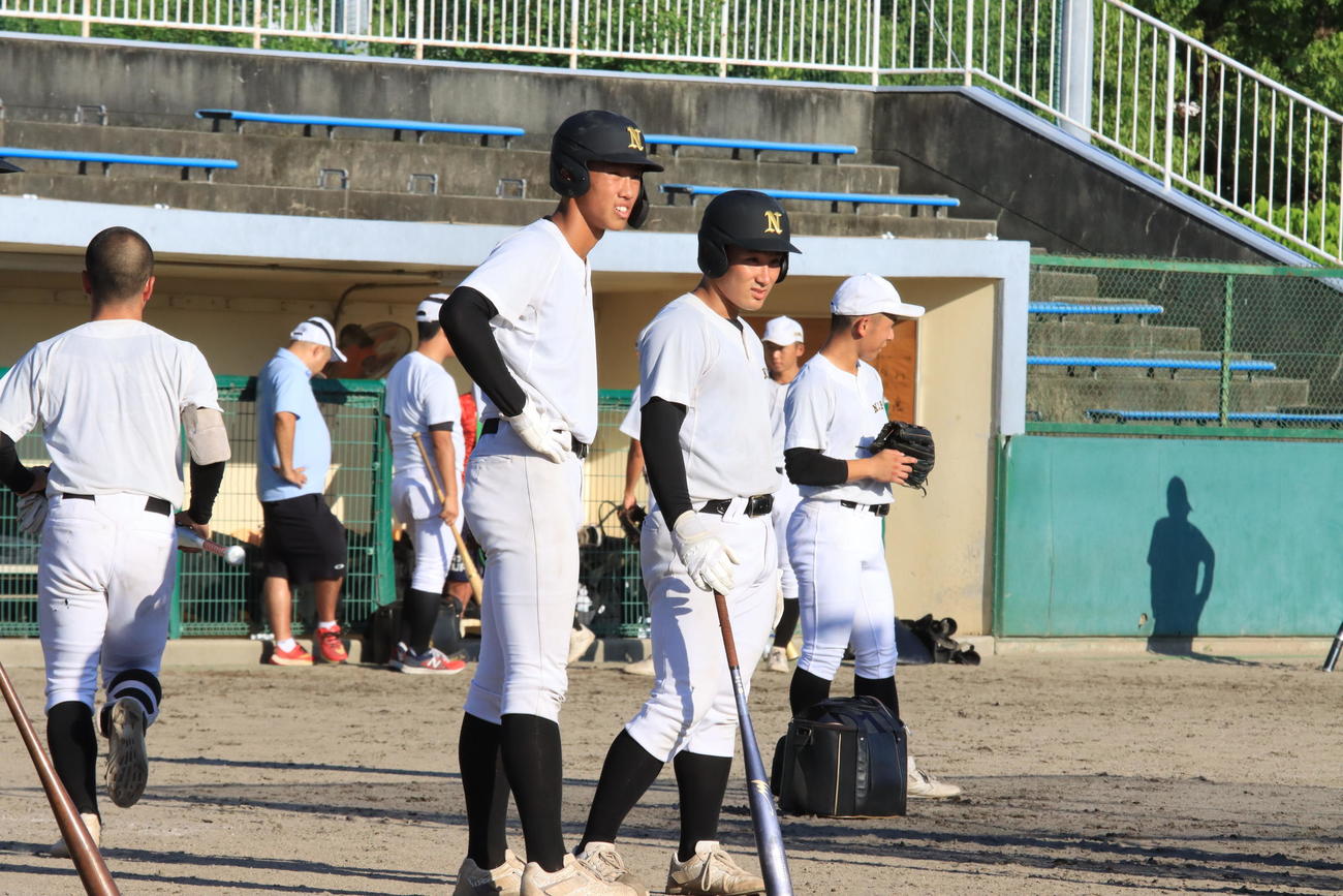 打撃練習の順番を待つ札幌日大・窪田（左）と島田（撮影・保坂果那）
