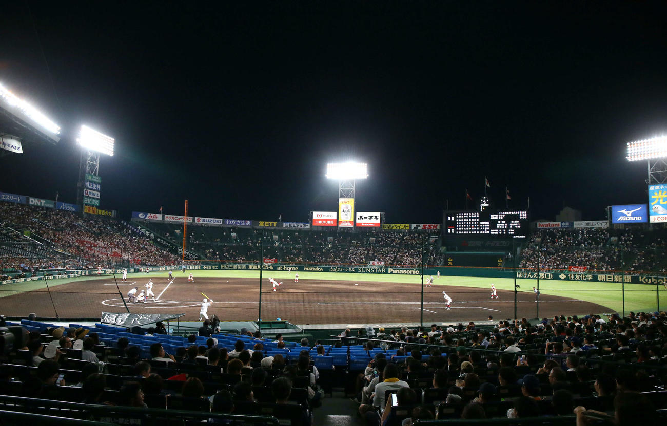 智弁学園対岐阜城北　ナイターの甲子園球場（撮影・上山淳一）