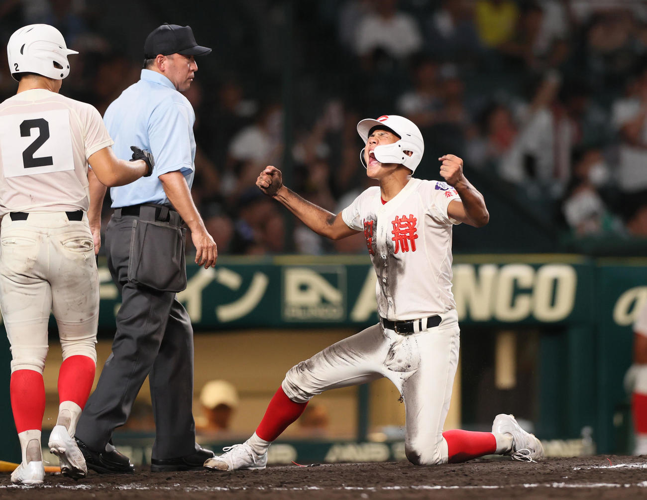 智弁学園対岐阜城北　タイブレーク10回表智弁学園無死一、二塁、知花の送りバントを投手・中本が三塁に悪送球し二走・中道（右）が生還し歓喜する（撮影・上山淳一）
