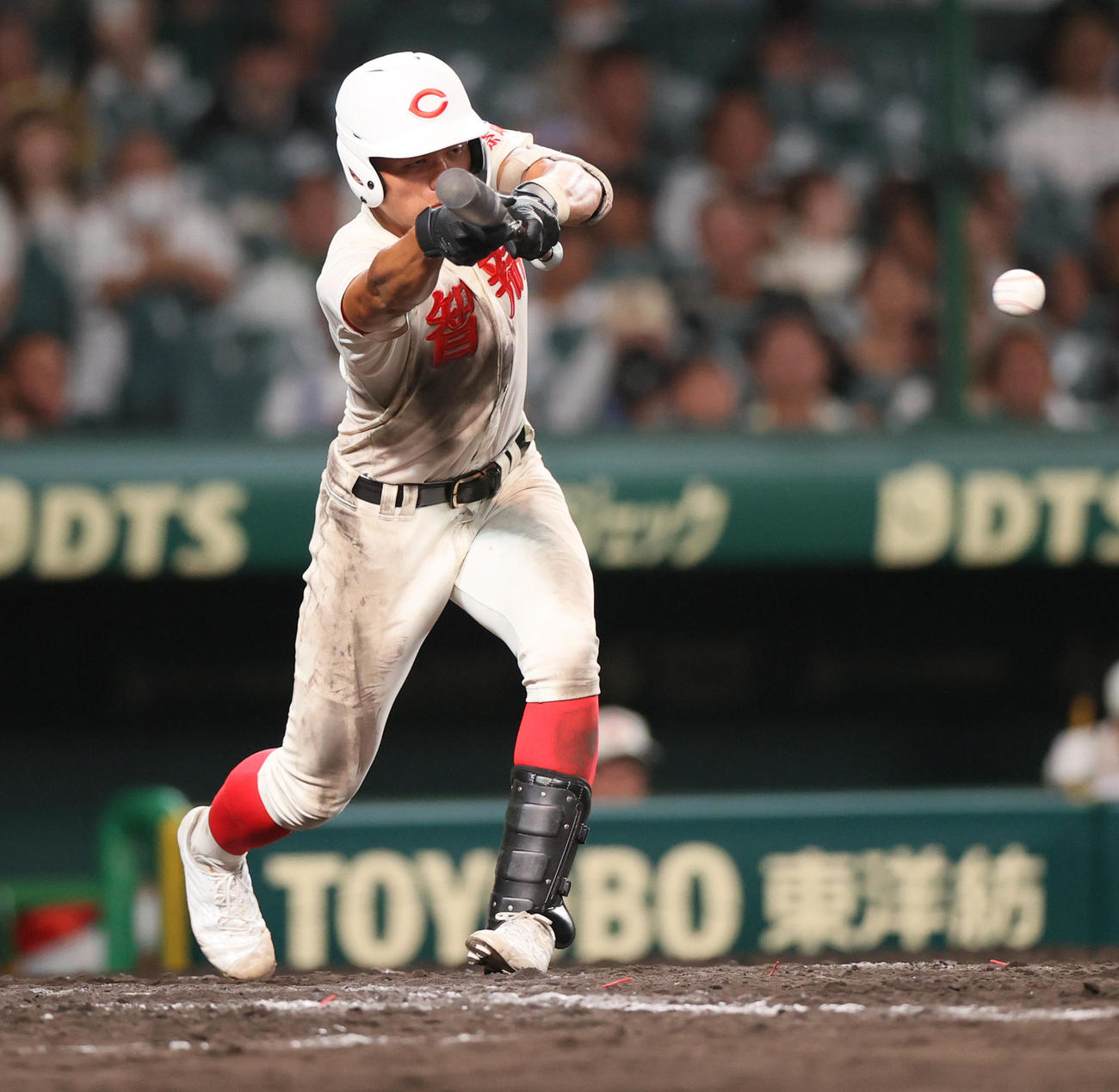 智弁学園対岐阜城北　タイブレーク10回表智弁学園無死一、二塁、知花は送りバントする（撮影・上山淳一）