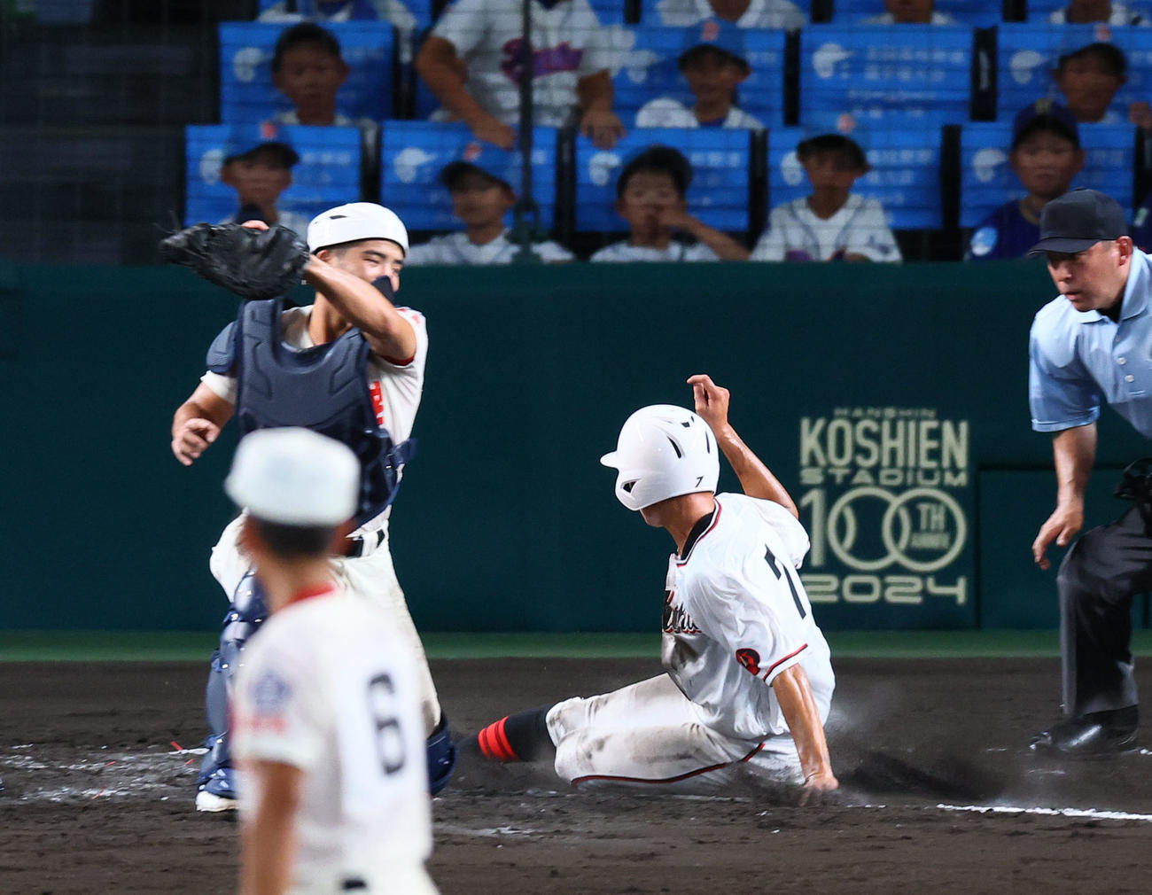 智弁学園対岐阜城北　8回裏岐阜城北2死一、三塁、ホームスチールを決める河野（撮影・藤尾明華）