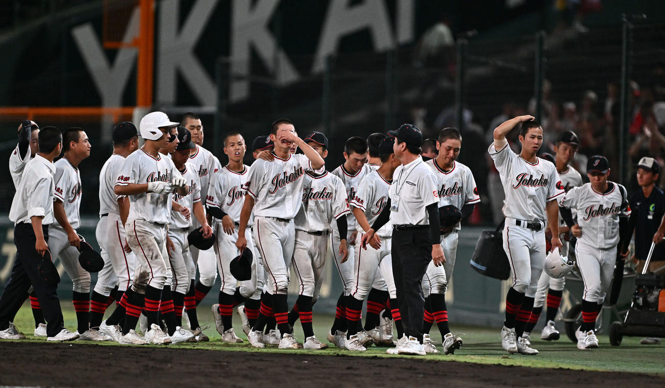 智弁学園対岐阜城北　初戦敗退し悔し涙を流す岐阜城北の選手たち（撮影・滝沢徹郎）