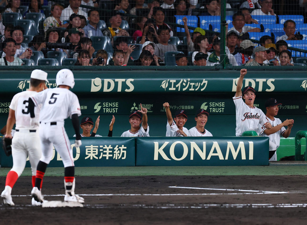 智弁学園対岐阜城北　3回裏岐阜城北1死満塁、竹内の右前適時打に喜ぶ岐阜城北ナイン（撮影・藤尾明華）