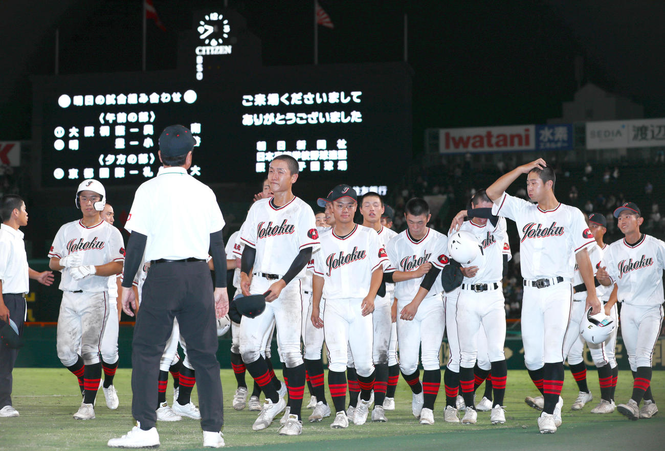 智弁学園対岐阜城北　応援席にあいさつを終え、涙を流しながら引きあげる岐阜城北の選手たち（撮影・上山淳一）