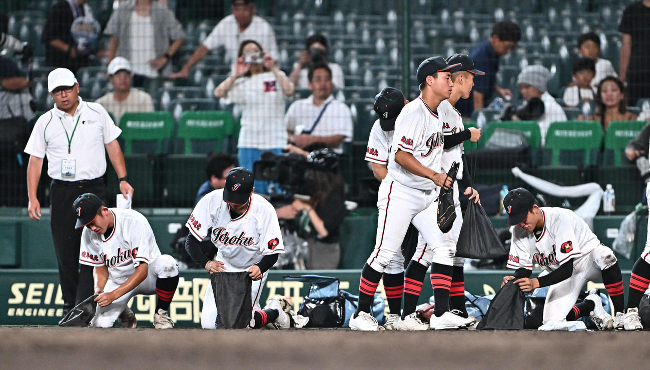 智弁学園対岐阜城北　初戦敗退し甲子園の土を持ち帰る岐阜城北の選手たち（撮影・滝沢徹郎）