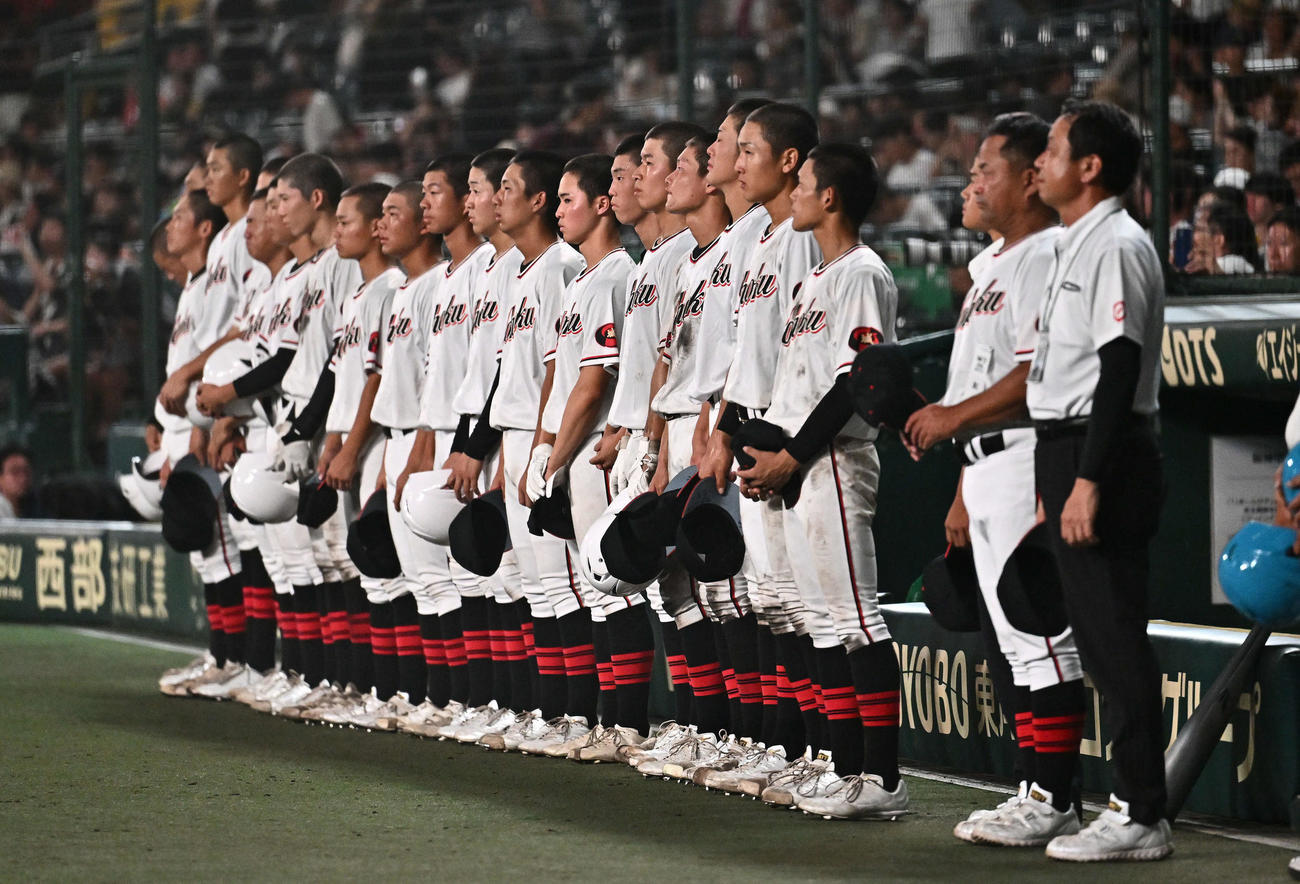 智弁学園対岐阜城北　初戦敗退し肩を落とす岐阜城北の選手たち（撮影・滝沢徹郎）