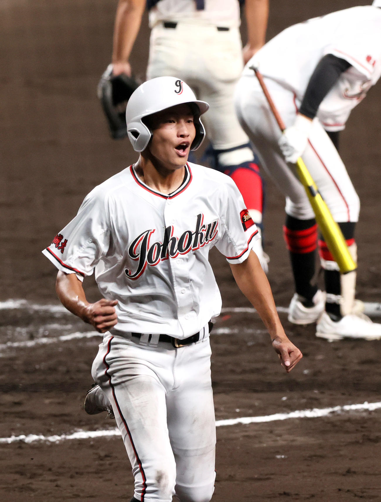 智弁学園対岐阜城北　3回裏岐阜城北1死一、三塁、三走・河野は長江のスクイズで先制生還し喜ぶ（撮影・上山淳一）