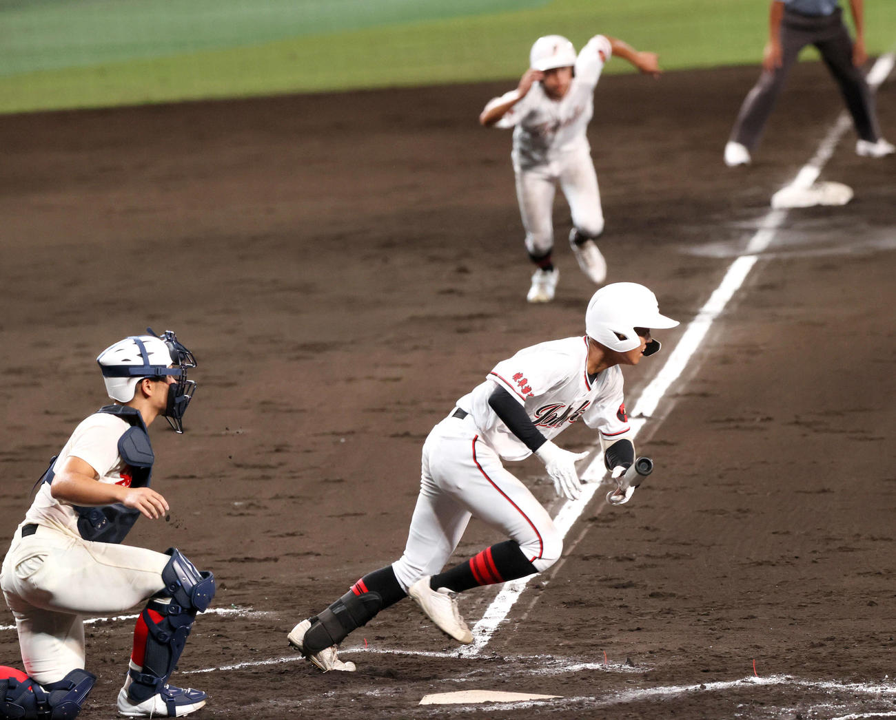 智弁学園対岐阜城北　3回裏岐阜城北1死一、三塁、長江は先制のスクイズを決める（撮影・上山淳一）