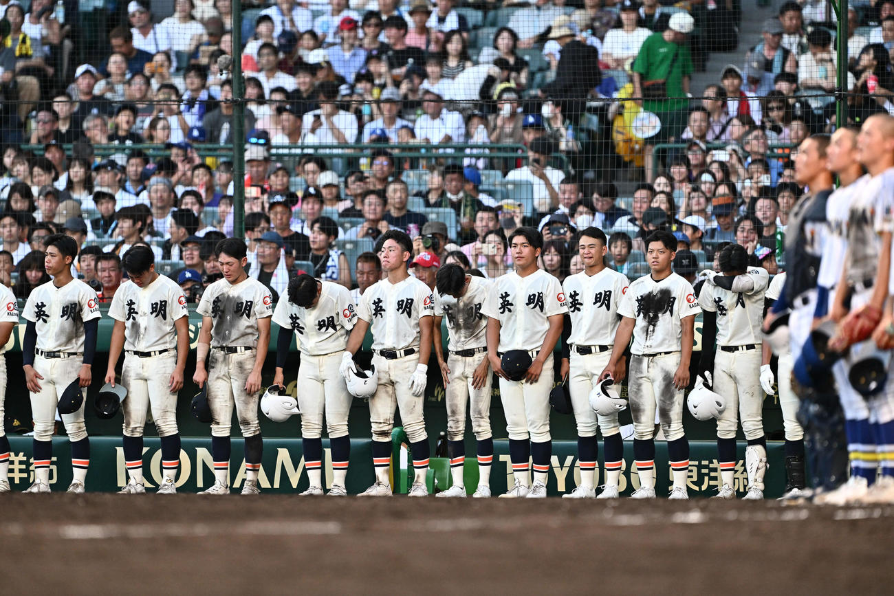 英明対健大高崎　初戦敗退し悔し涙を流す英明の選手たち（撮影・滝沢徹郎）
