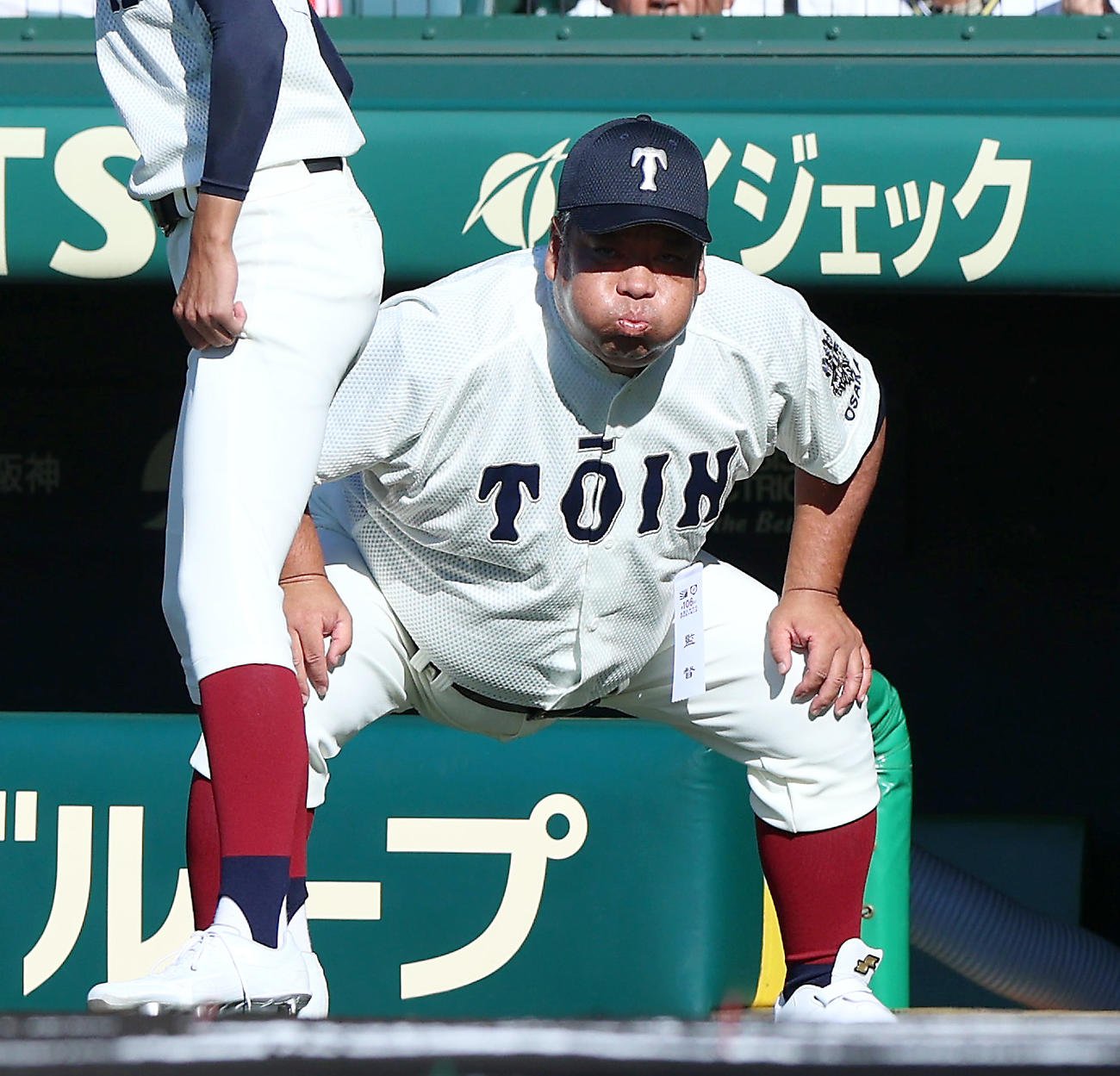 興南対大阪桐蔭　試合を前に四股を踏む大阪桐蔭・西谷監督（撮影・上山淳一）