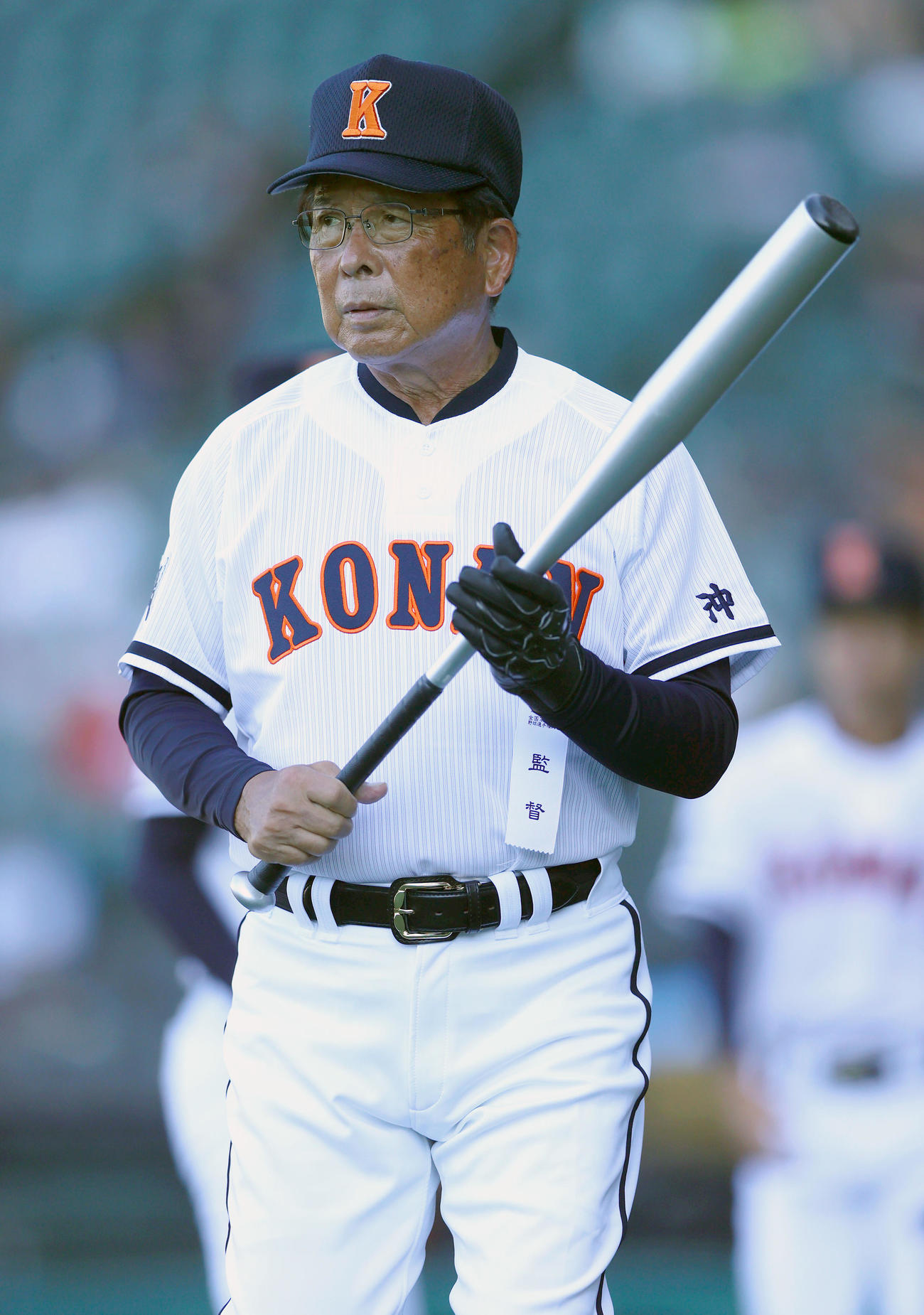 興南対大阪桐蔭　試合前のノックに向かう興南・我喜屋監督（撮影・上山淳一）