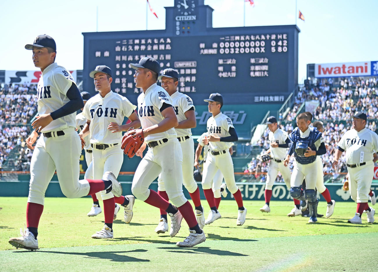 興南対大阪桐蔭　興南に勝利し喜ぶ大阪桐蔭ナイン（撮影・石井愛子）