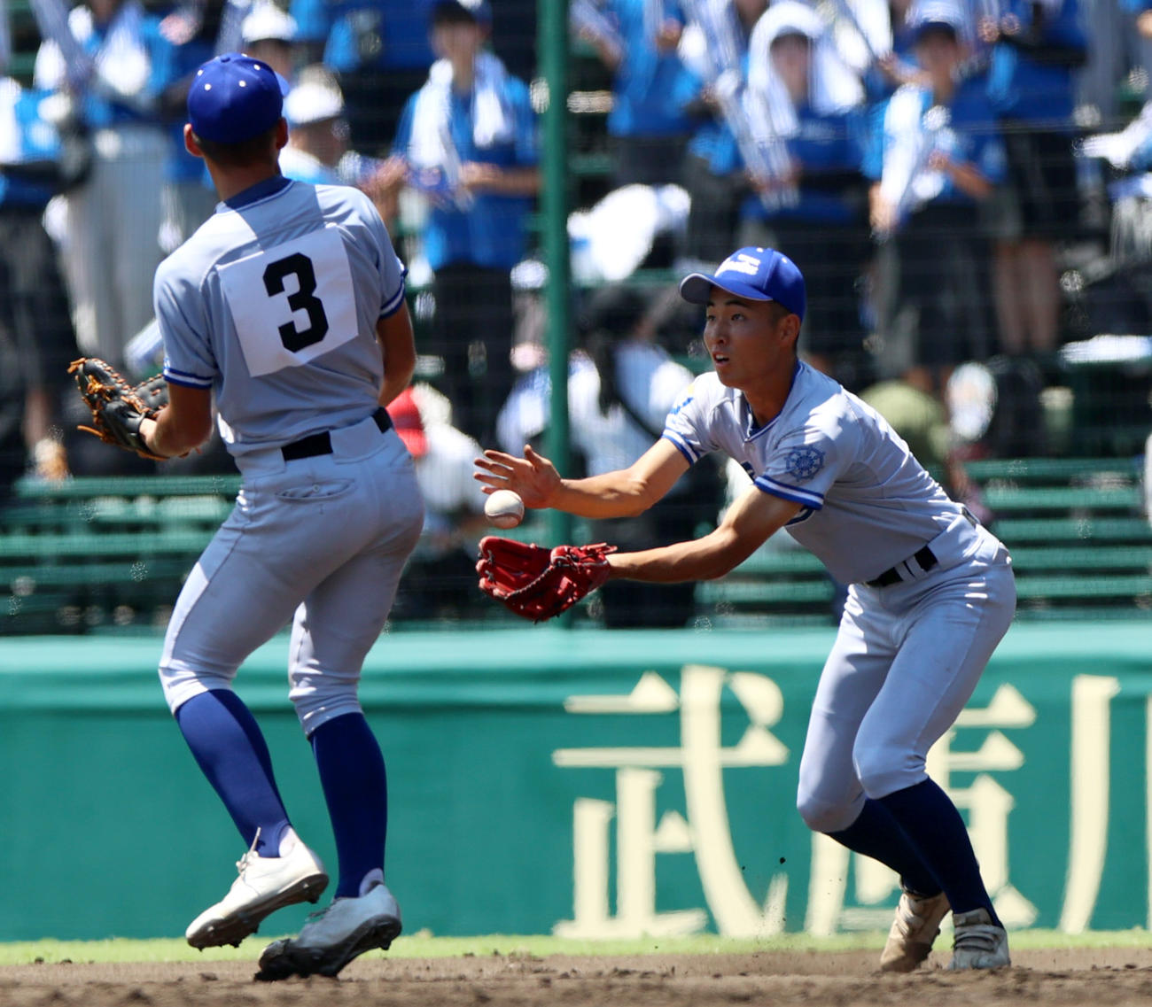 5回裏明豊1死、石田の飛球に一塁手・胡摩が捕球出来ず、こぼれ球を石浦（右）がナイスカバーで二飛となる（撮影・上山淳一）