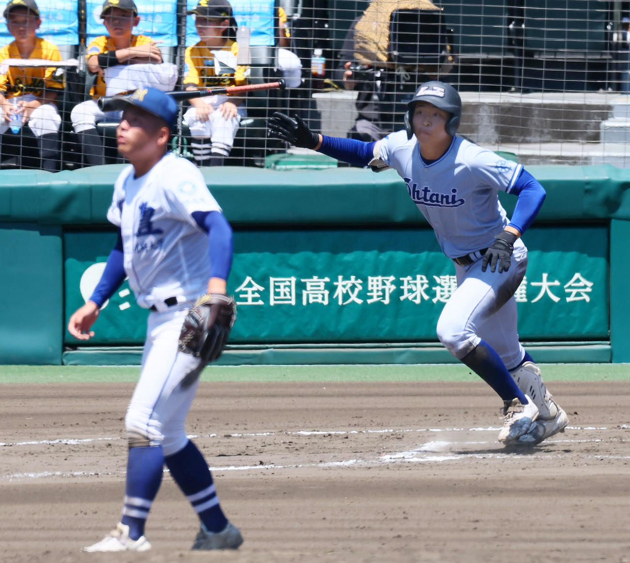 小松大谷対明豊　7回表小松大谷無死一、二塁、田西は右適時2点三塁打を放つ。投手野田（撮影・加藤哉）