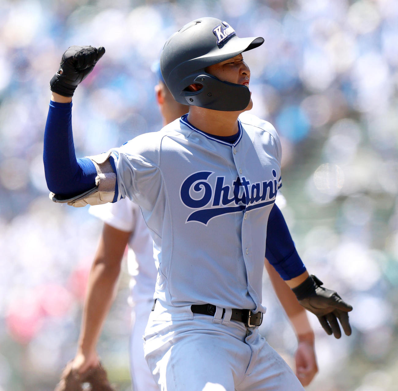 小松大谷対明豊　7回表小松大谷無死一、二塁、田西は右適時2点三塁打を放ち三塁で喜ぶ（撮影・上山淳一）