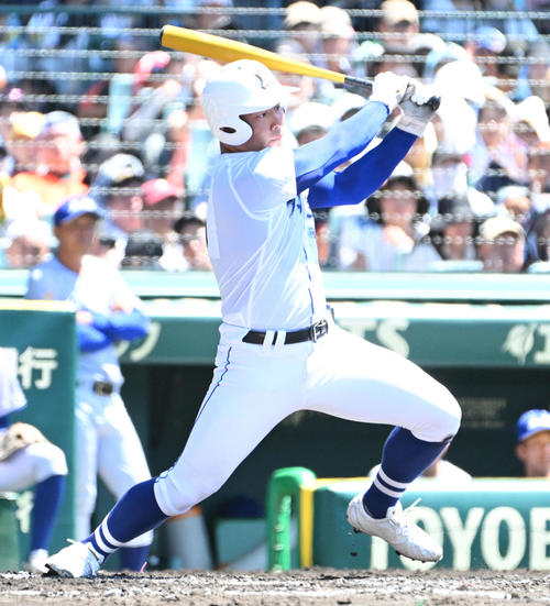 小松大谷対明豊　1回裏明豊2死一、二塁、的場航輝は同点の中適時打を放つを放つ（撮影・石井愛子）