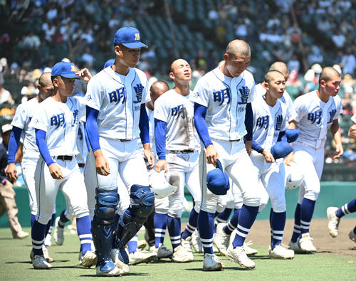 小松大谷対明豊　小松大谷に負け肩を落とす明豊ナイン（撮影・石井愛子）