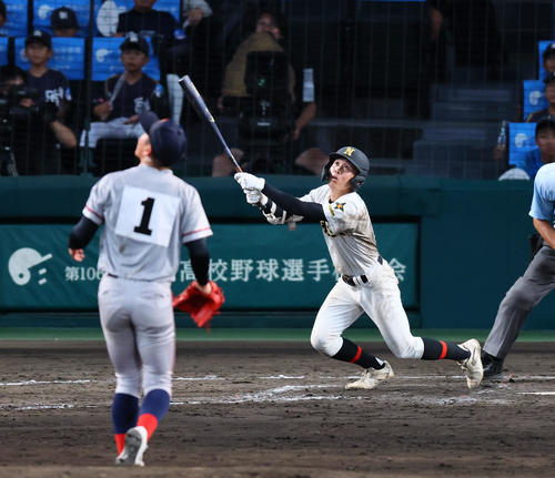 京都国際対札幌日大　9回裏札幌日大2死三塁、帯川が右中間に2点適時三塁打を放つ（撮影・藤尾明華）