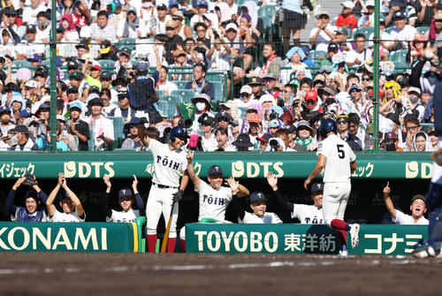 興南対大阪桐蔭　3回裏大阪桐蔭1死一、二塁、吉田の右適時2点三塁打で先制し盛り上がる大阪桐蔭の選手ら（撮影・上山淳一）