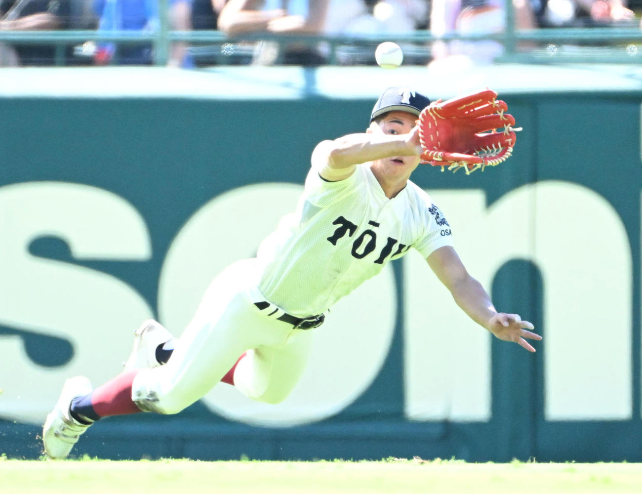 興南対大阪桐蔭　5回表興南2死三塁、嘉数大毅の中飛を好捕する大阪桐蔭・吉田翔輝（撮影・石井愛子）