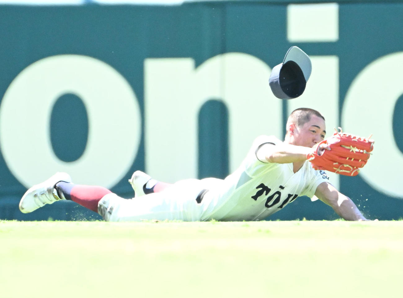 興南対大阪桐蔭　5回表興南2死三塁、嘉数大毅の中飛を好捕する大阪桐蔭・吉田翔輝（撮影・石井愛子）