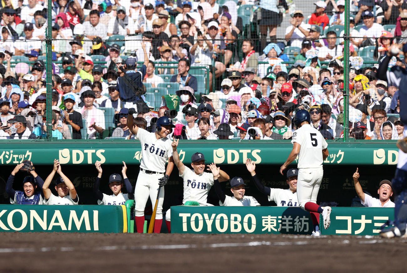 興南対大阪桐蔭　3回裏大阪桐蔭1死一、二塁、吉田の右適時2点三塁打で先制し盛り上がる大阪桐蔭の選手ら（撮影・上山淳一）