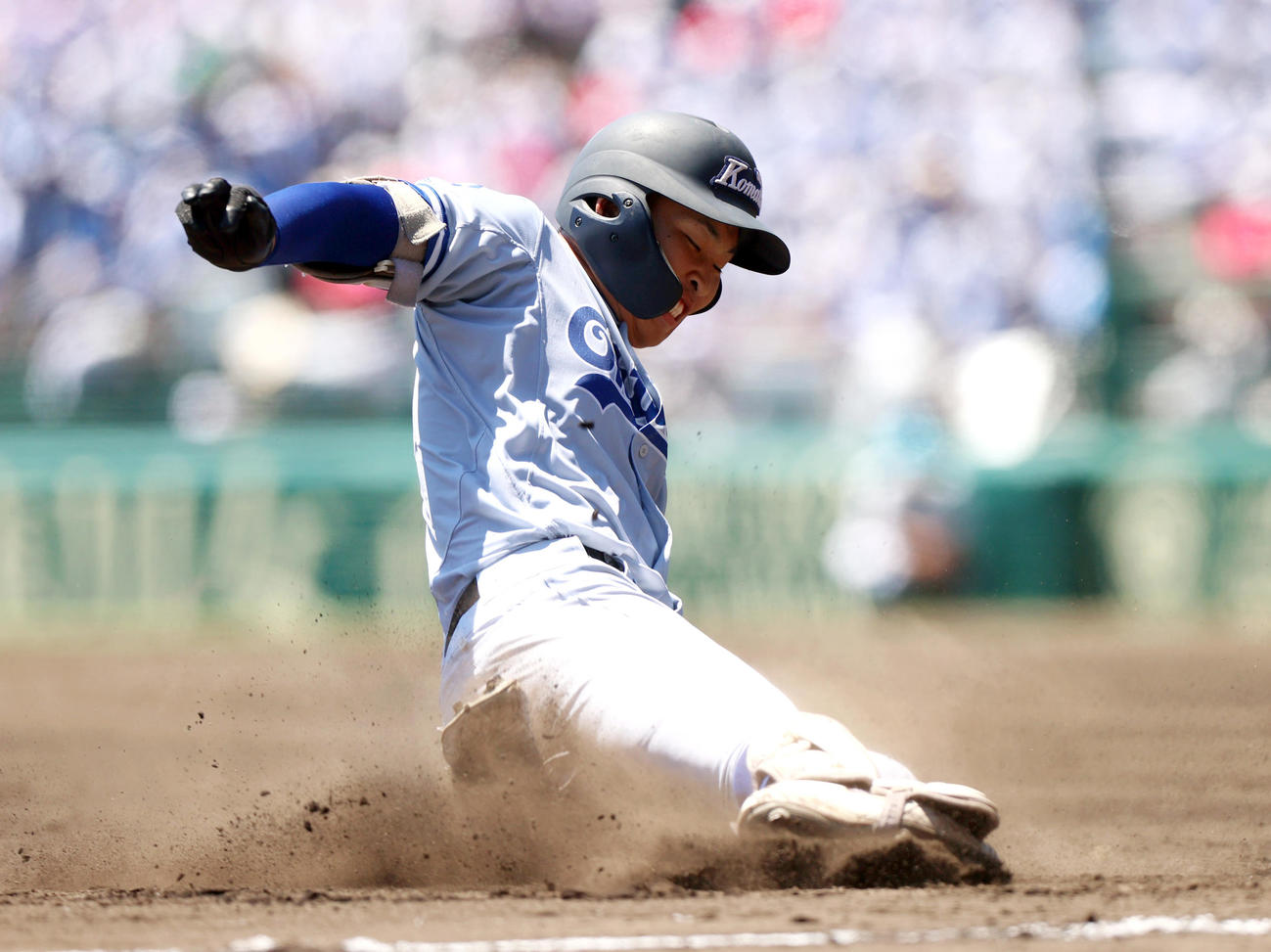 小松大谷対明豊　7回表小松大谷無死一、二塁、田西は右適時2点三塁打を放ち三塁に向かう（撮影・上山淳一）