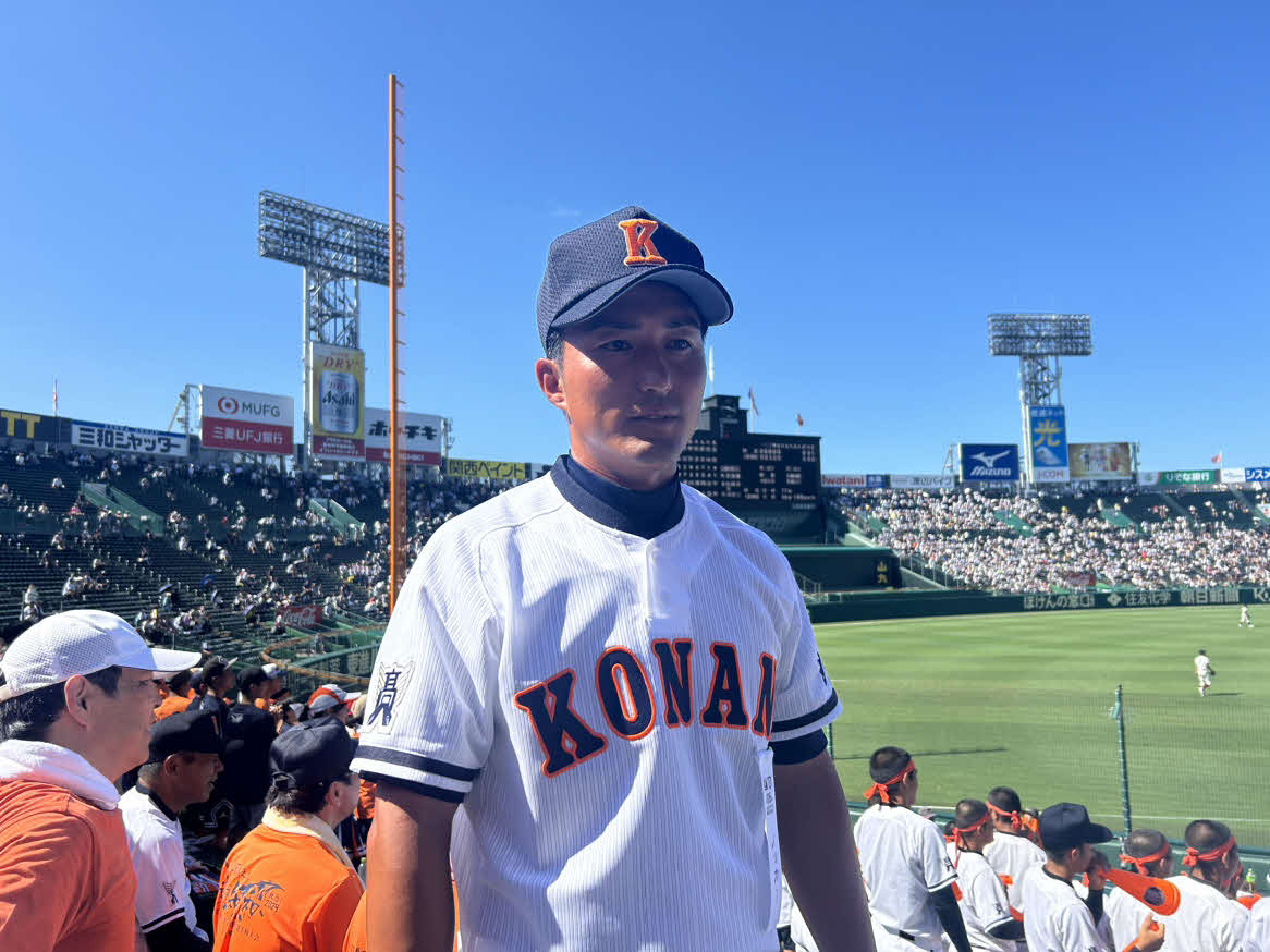 興南対大阪桐蔭　三塁側アルプスから試合を見守る興南・島袋洋奨ピッチングコーチ
