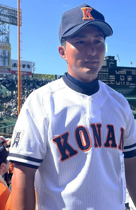 興南対大阪桐蔭　三塁側アルプスから試合を見守る興南・島袋洋奨ピッチングコーチ
