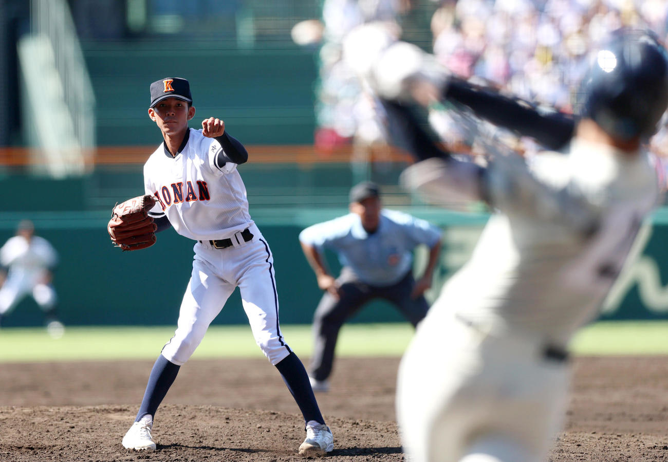 興南対大阪桐蔭　力投を見せる興南先発の田崎（撮影・上山淳一）