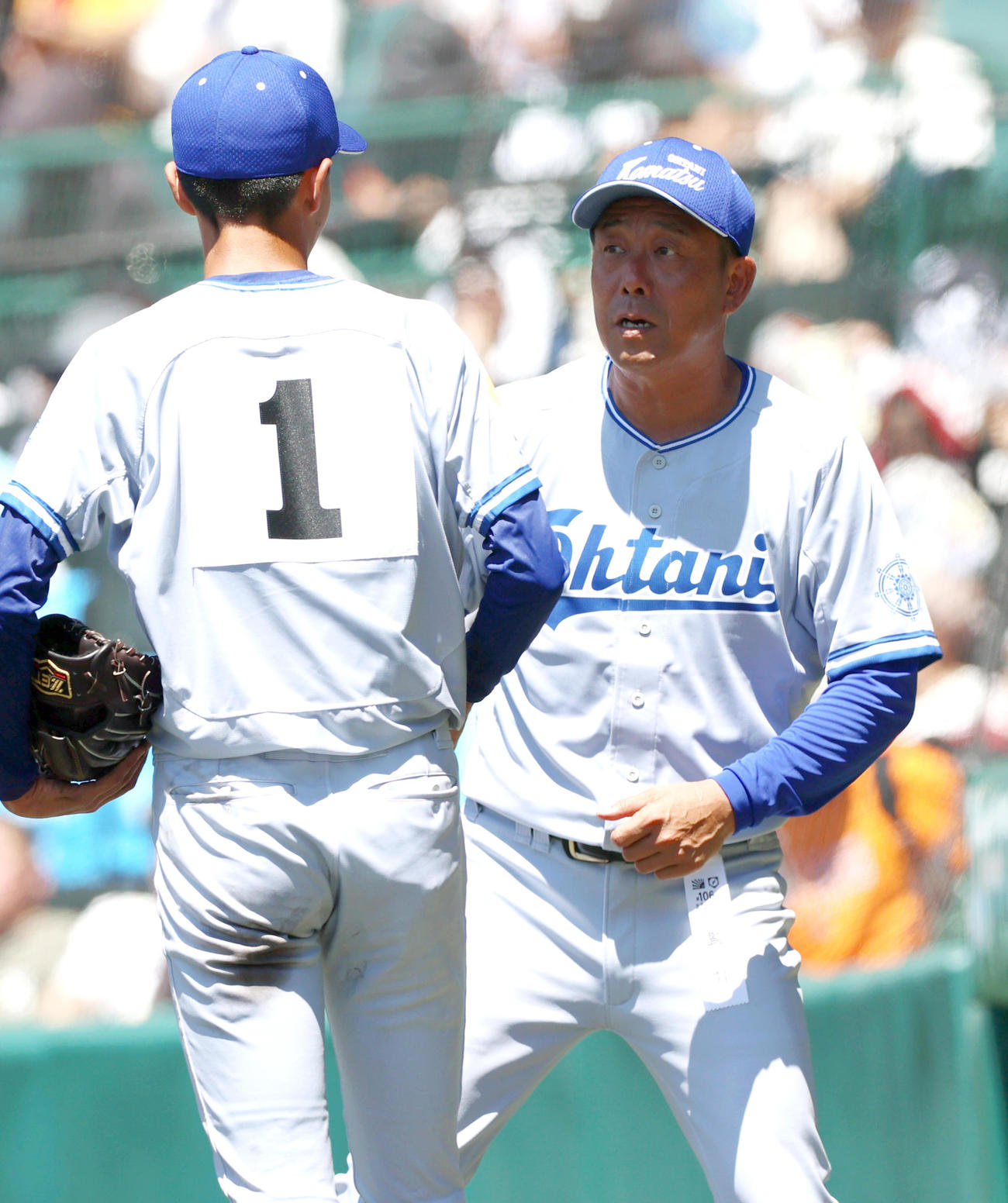 小松大谷対明豊　ベンチ前で小松大谷エース西川に話す西野監督（撮影・上山淳一）