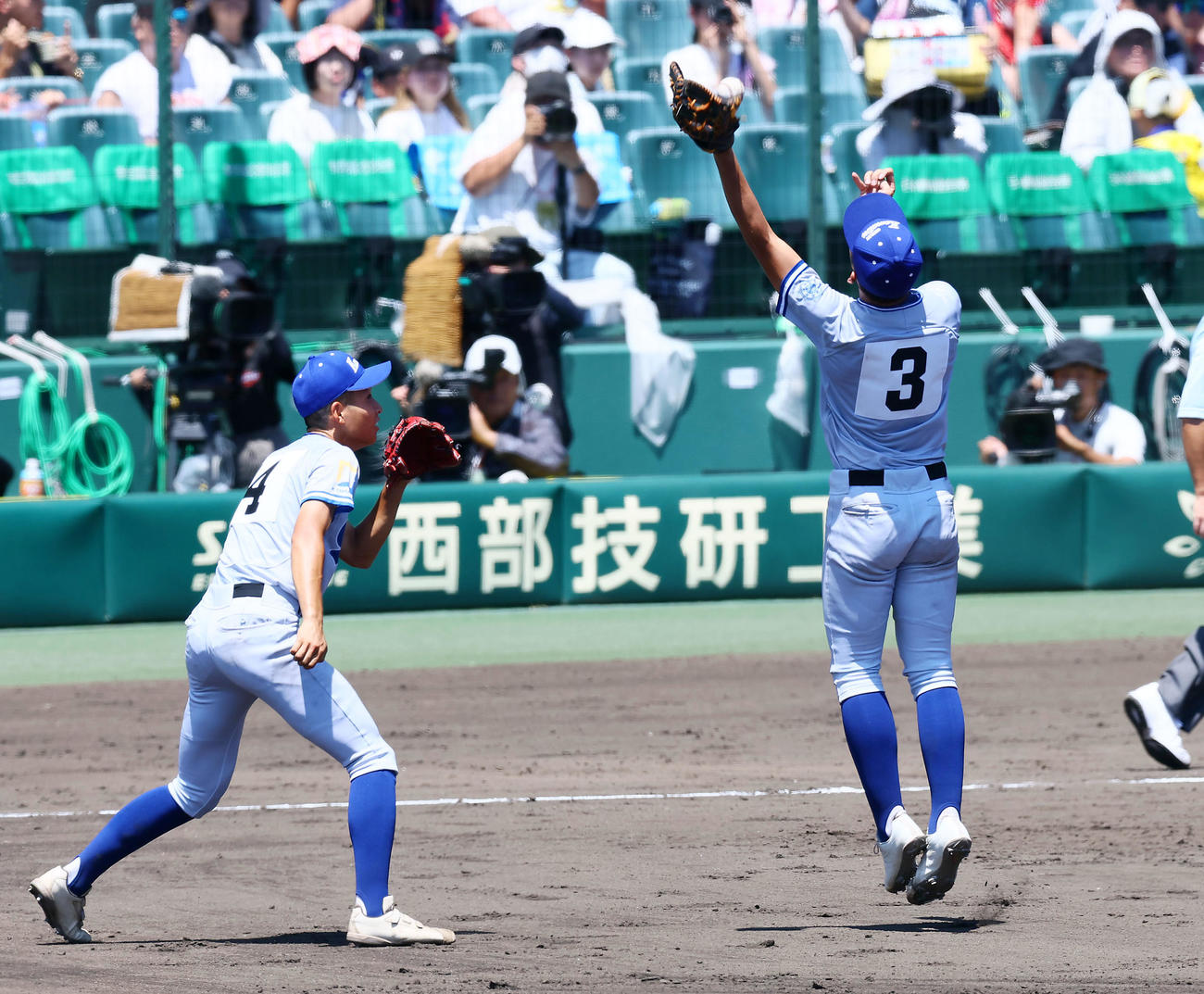 小松大谷対明豊　5回裏明豊1死、石田の飛球にグラブを出した小松大谷・胡摩だったが捕球出来ずこぼれ球を石浦（左）がナイスカバーで二飛となる（撮影・加藤哉）