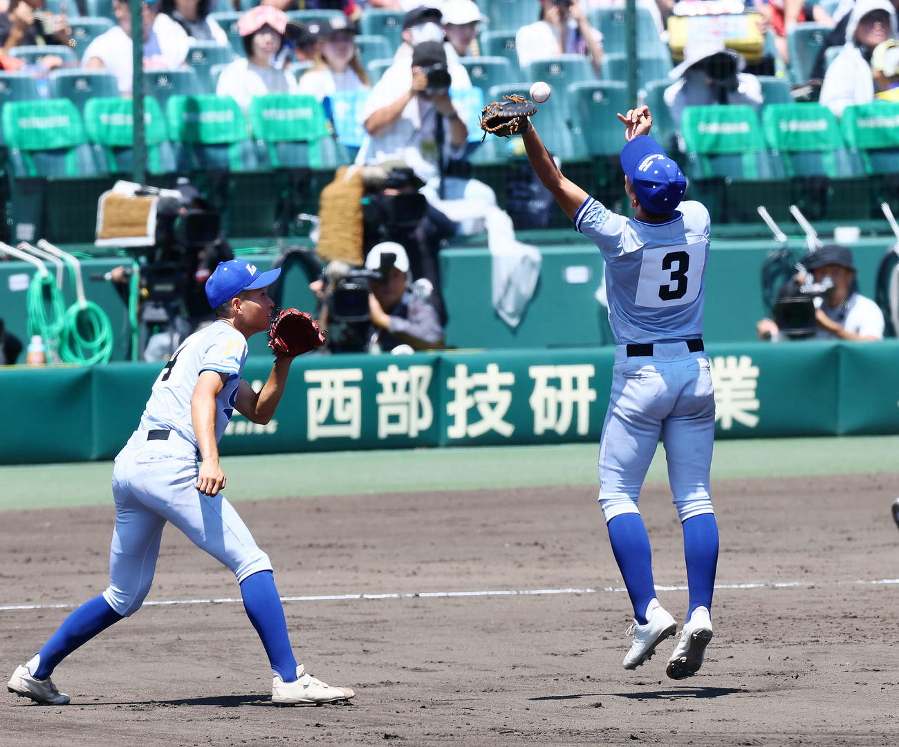 小松大谷対明豊　5回裏明豊1死、石田の飛球にグラブを出した小松大谷・胡摩だったが捕球出来ずこぼれ球を石浦（左）がナイスカバーで二飛となる（撮影・加藤哉）