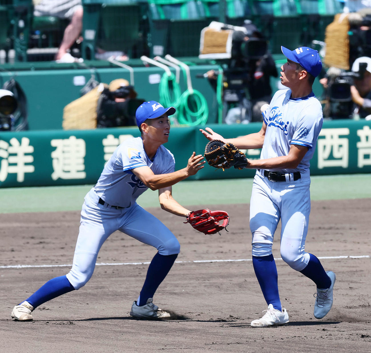 小松大谷対明豊　5回裏明豊1死、石田の飛球にグラブを出した小松大谷・胡摩だったが捕球出来ずこぼれ球を石浦（左）がナイスカバーで二飛となる（撮影・加藤哉）