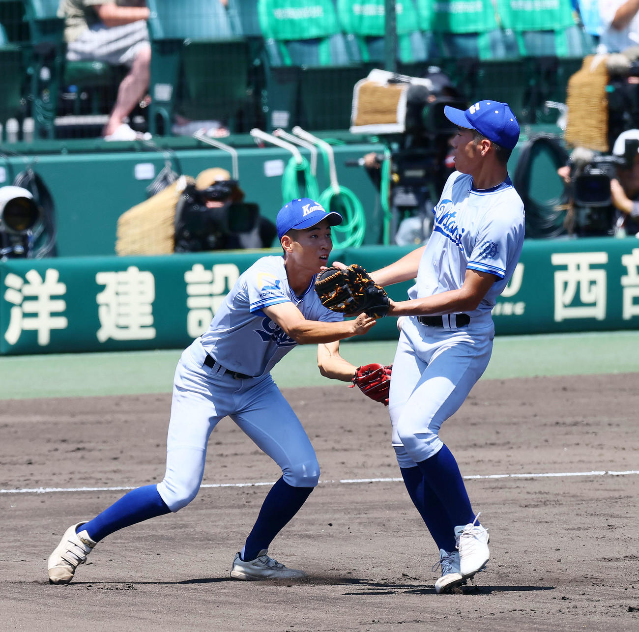 小松大谷対明豊　5回裏明豊1死、石田の飛球にグラブを出した小松大谷・胡摩だったが捕球出来ずこぼれ球を石浦（左）がナイスカバーで二飛となる（撮影・加藤哉）