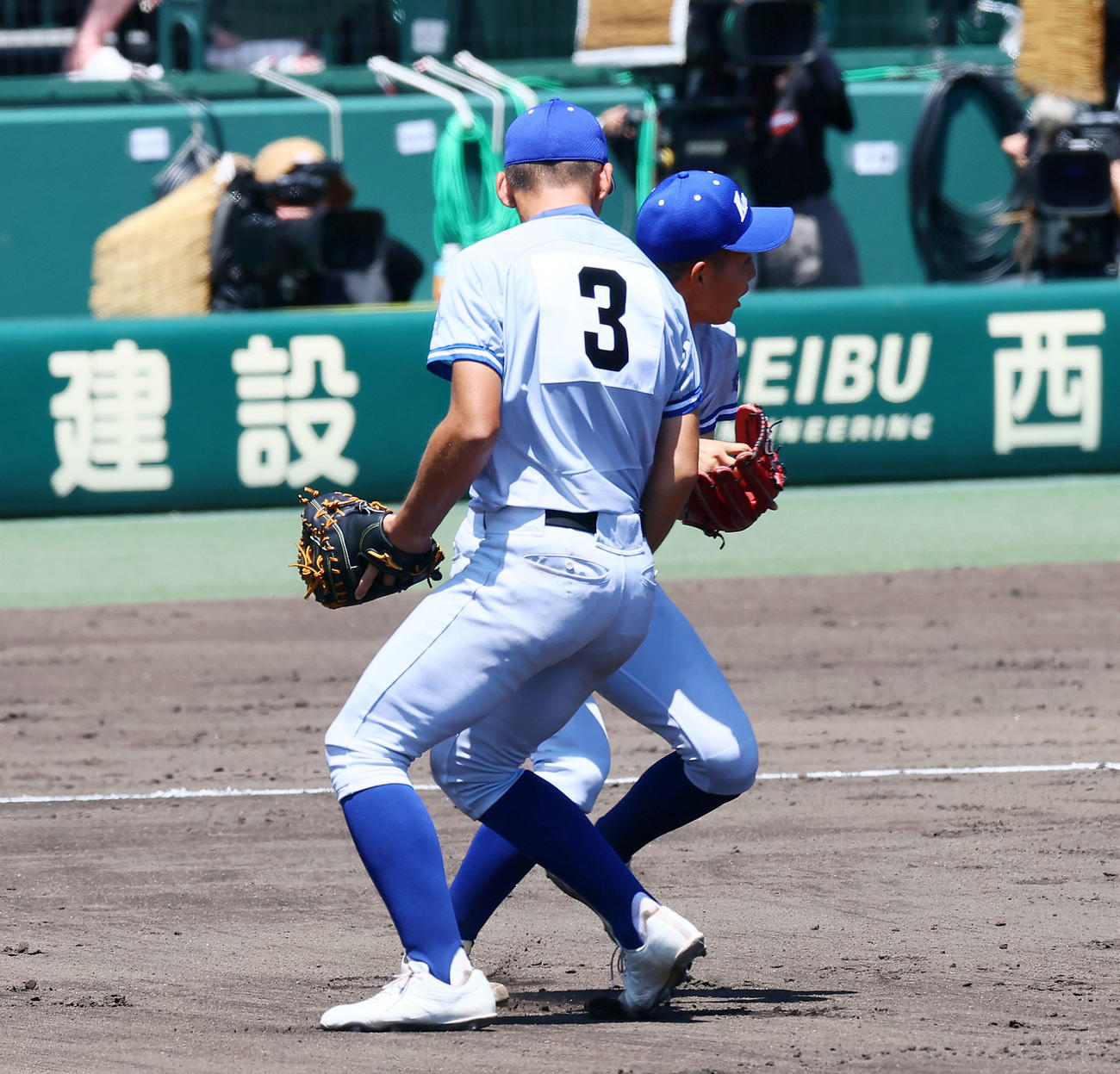 小松大谷対明豊　5回裏明豊1死、石田の飛球にグラブを出した小松大谷・胡摩だったが捕球出来ずこぼれ球を石浦（右）がナイスカバーで二飛となる（撮影・加藤哉）