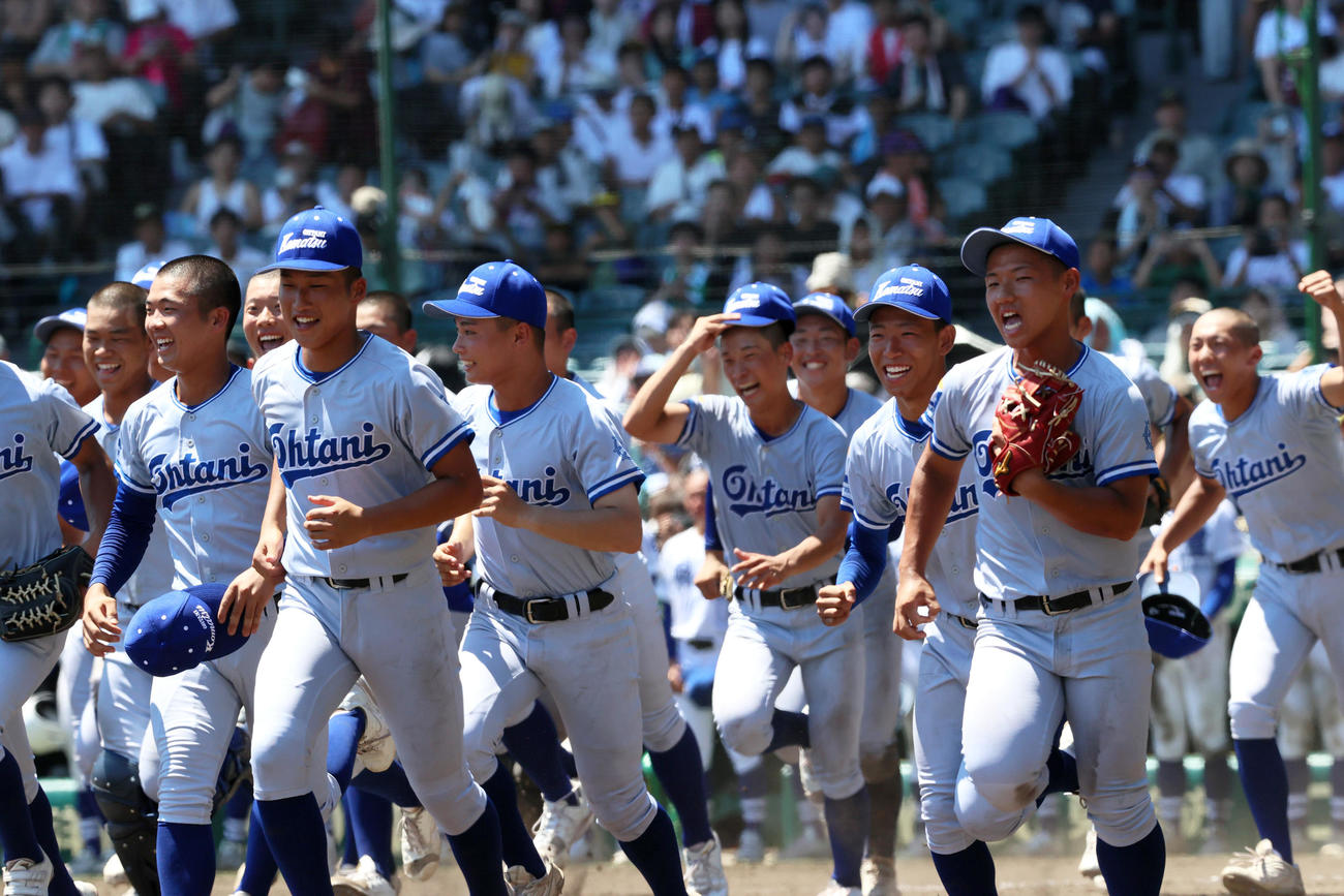 小松大谷対明豊　明豊に勝利し、応援席に向かって笑顔で駆けだす小松大谷ナイン（撮影・上山淳一）