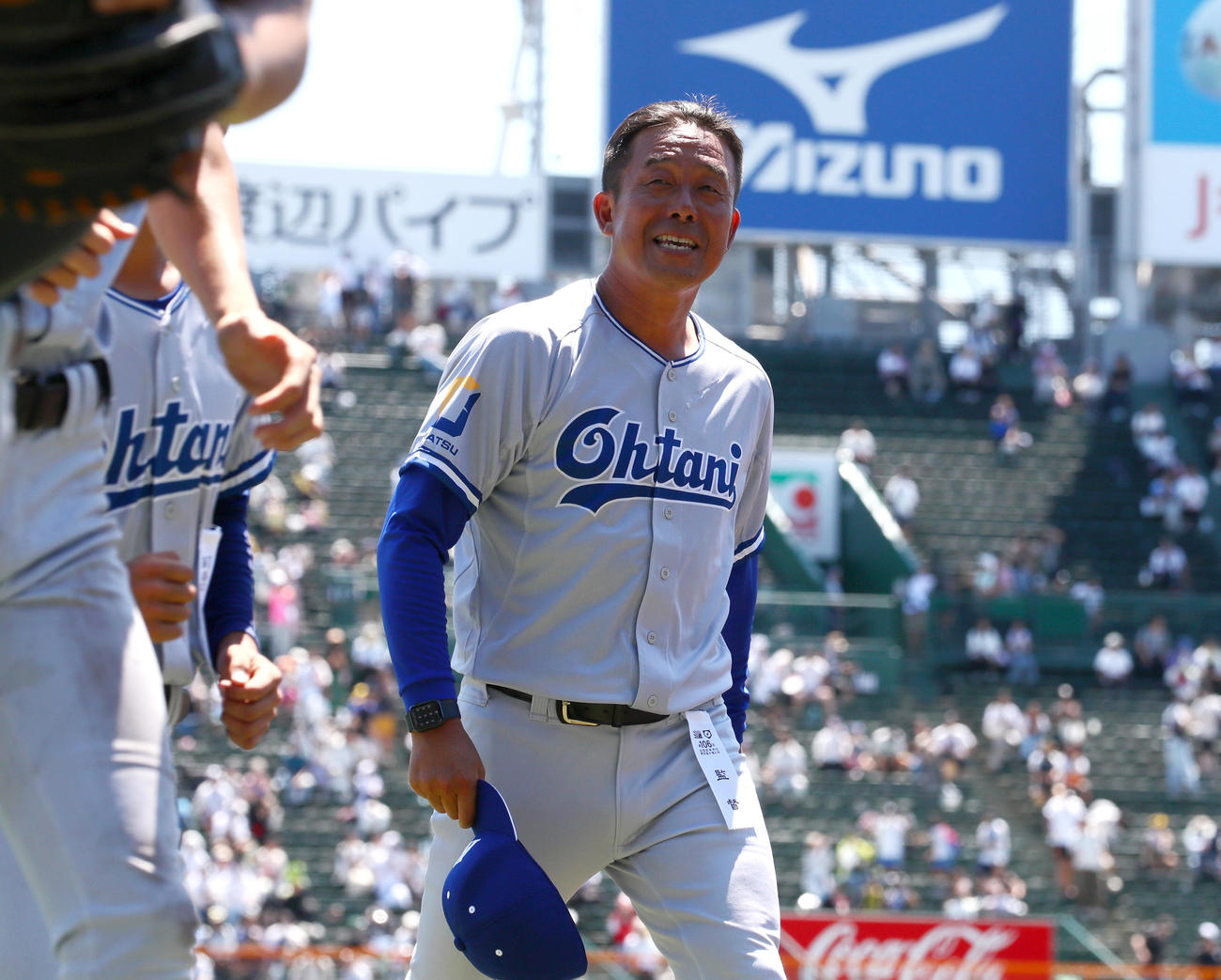 小松大谷対明豊　明豊に勝利しスタンドの応援団と一緒になって喜ぶ小松大谷・西野監督（撮影・上山淳一）